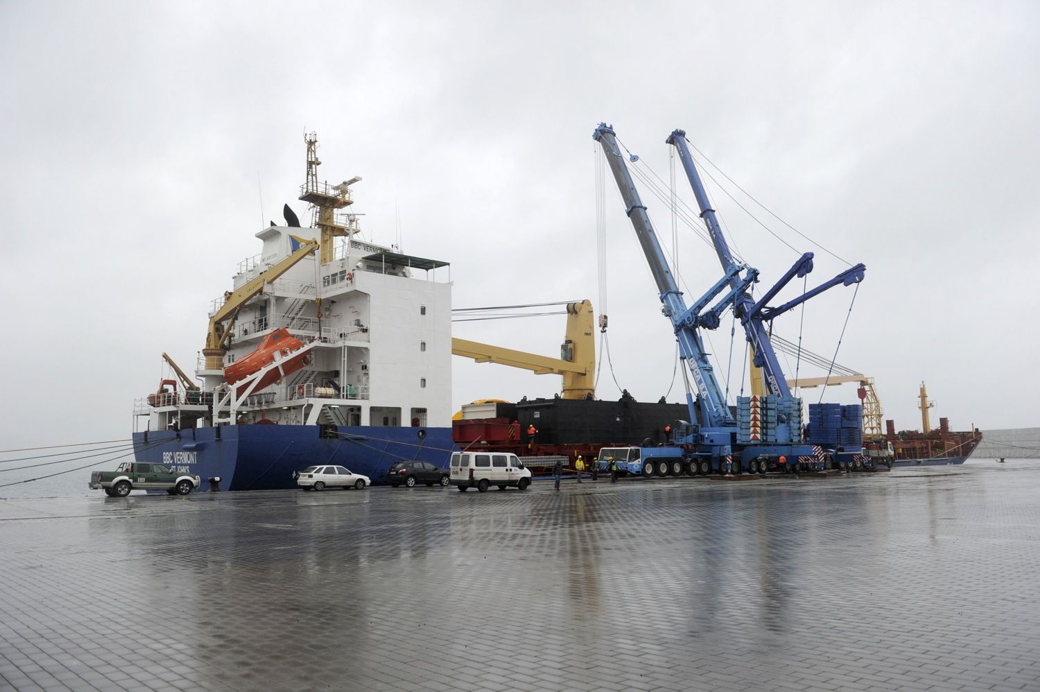 puerto exterio operacion embarque seis pontonas