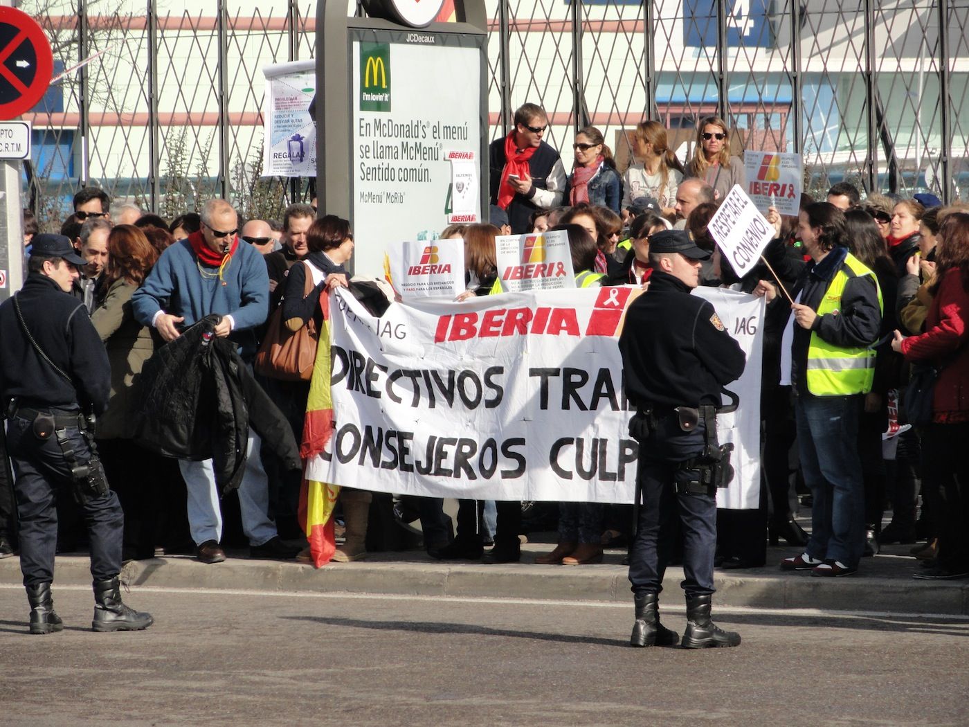 Protesta de trabajadores de Iberia frente a Ifema, en enero de 2013