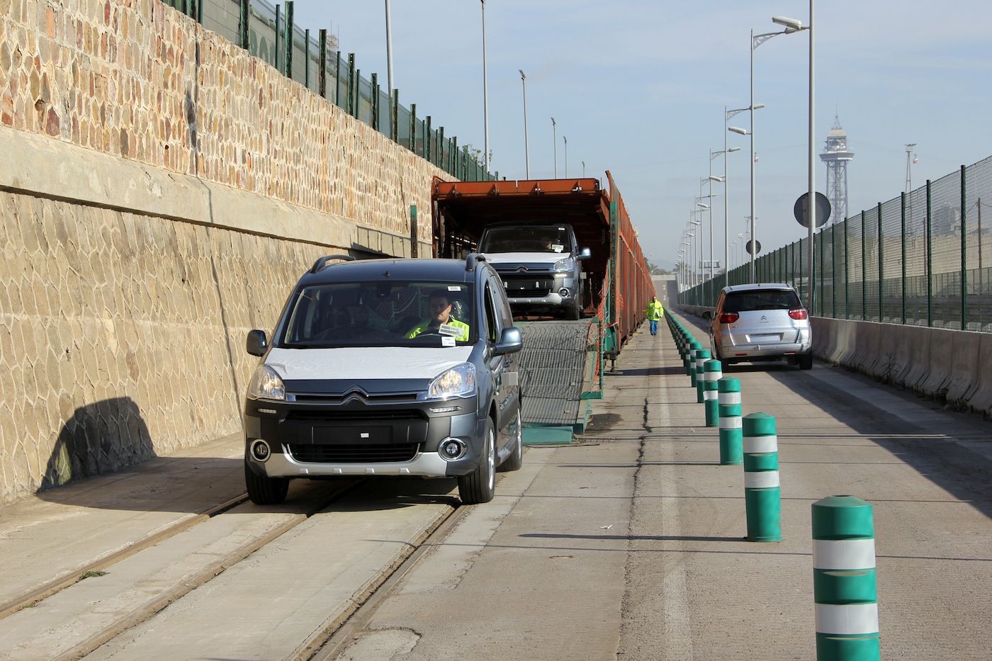 descarga de vehiculos de Gefco en la terminal ferroviaria del muelle Costa del puerto de Barcelona