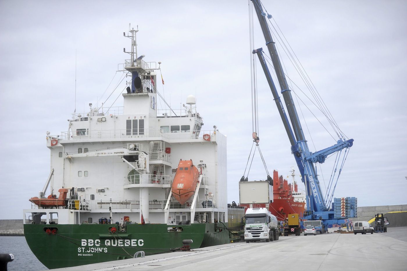 el buque BBC Quebec en el puerto exterior