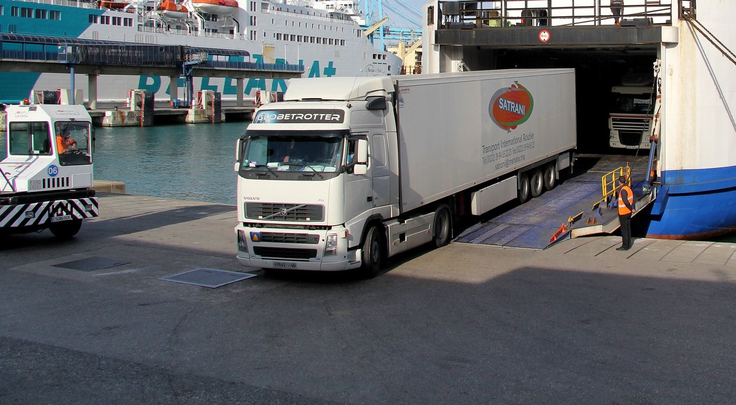 camion embarcando en la linea tanger algeciras