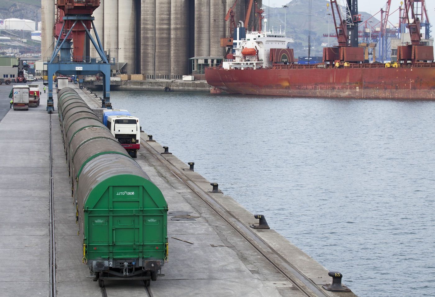 Intermodal tren vagones cerrados en el puerto de Bilbao