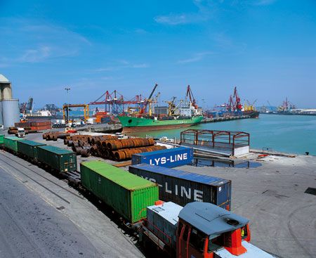 Tren de contenedores en el puerto de Bilbao
