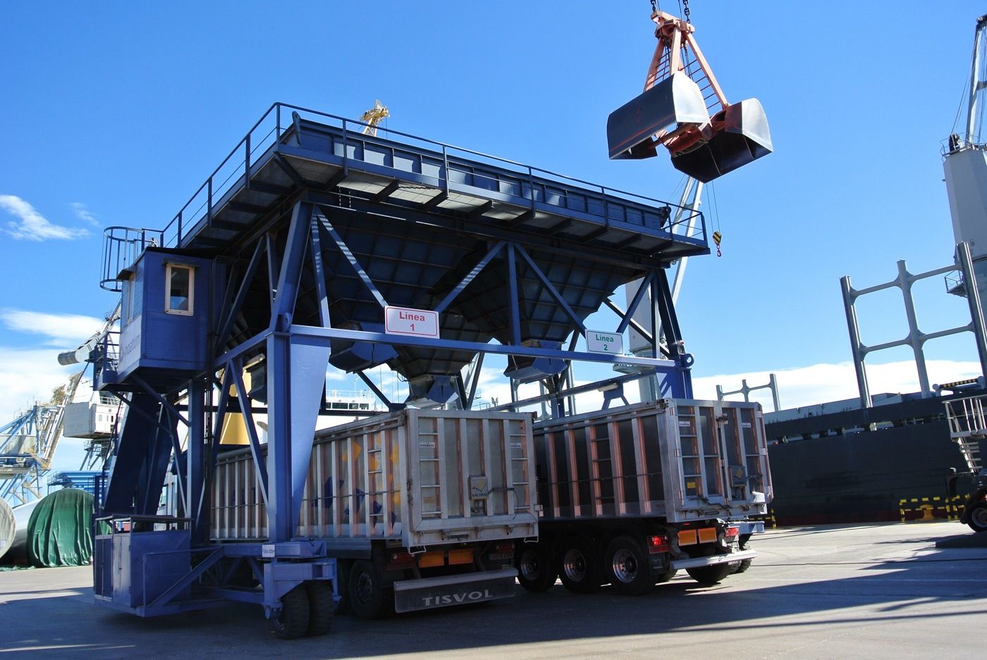 descarga y almacenamiento de cereal en la terminal polivalente de Noatum en Sagunto