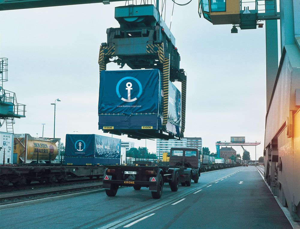 Carga de una caja móvil en un camión