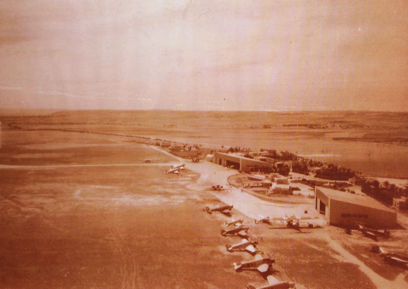 Vista aerea de la plataforma en el 1933, con el Nuevo Edifico Terminal