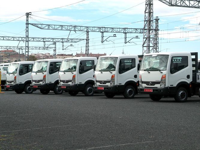 Camiones Atleon en la campa de la planta de Nissan en Avila