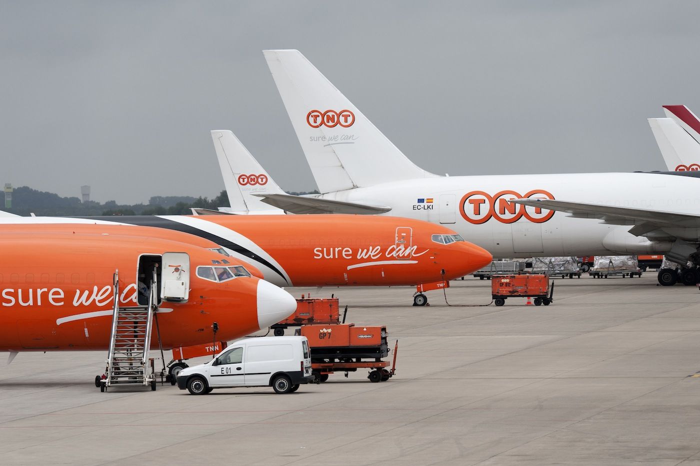 Flota de aviones de TNT Express en el hub del aeropuerto de Lieja