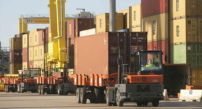 transporte de contenedores en el puerto de Valencia