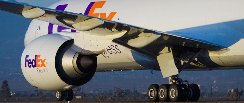 avion FedEx rodando por la pista