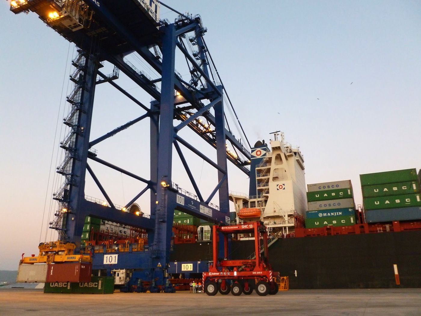 TTIA Algeciras descarga con Stradle Carrier TTIA Algeciras descarga con Stradle Carrier