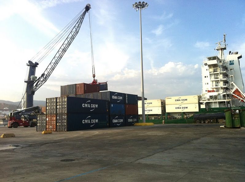 Descarga de contenedores en el muelle de Poniente del puerto de Almeria
