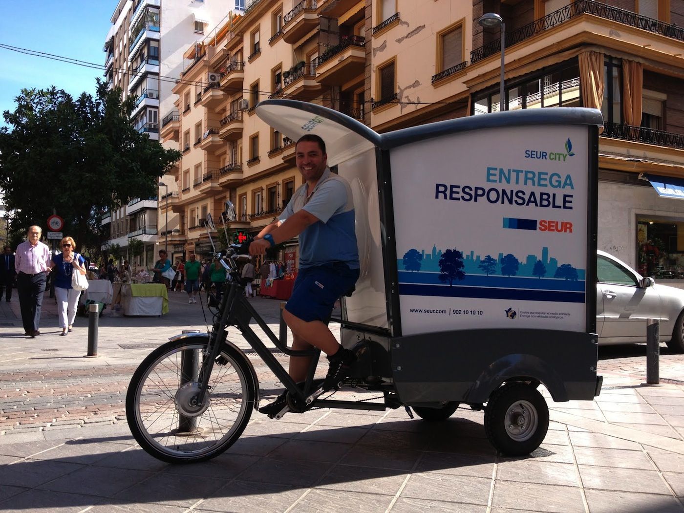 Seur realiza las entregas en Sevilla en biciclo