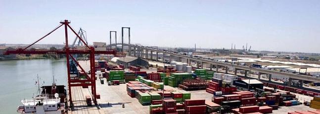 El puerto de Sevilla es el más importante de Andalucía en entrada y salida de contenedores nacionales.