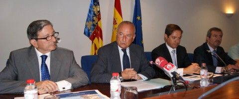 Rafael Aznar, presidente de la APV, segundo por la izquierda y Juan Antonio Delgado, subdirector general de la APV, primero por la derecha, durante la presentación del Plan Estratégico del puerto de Valencia 2020.