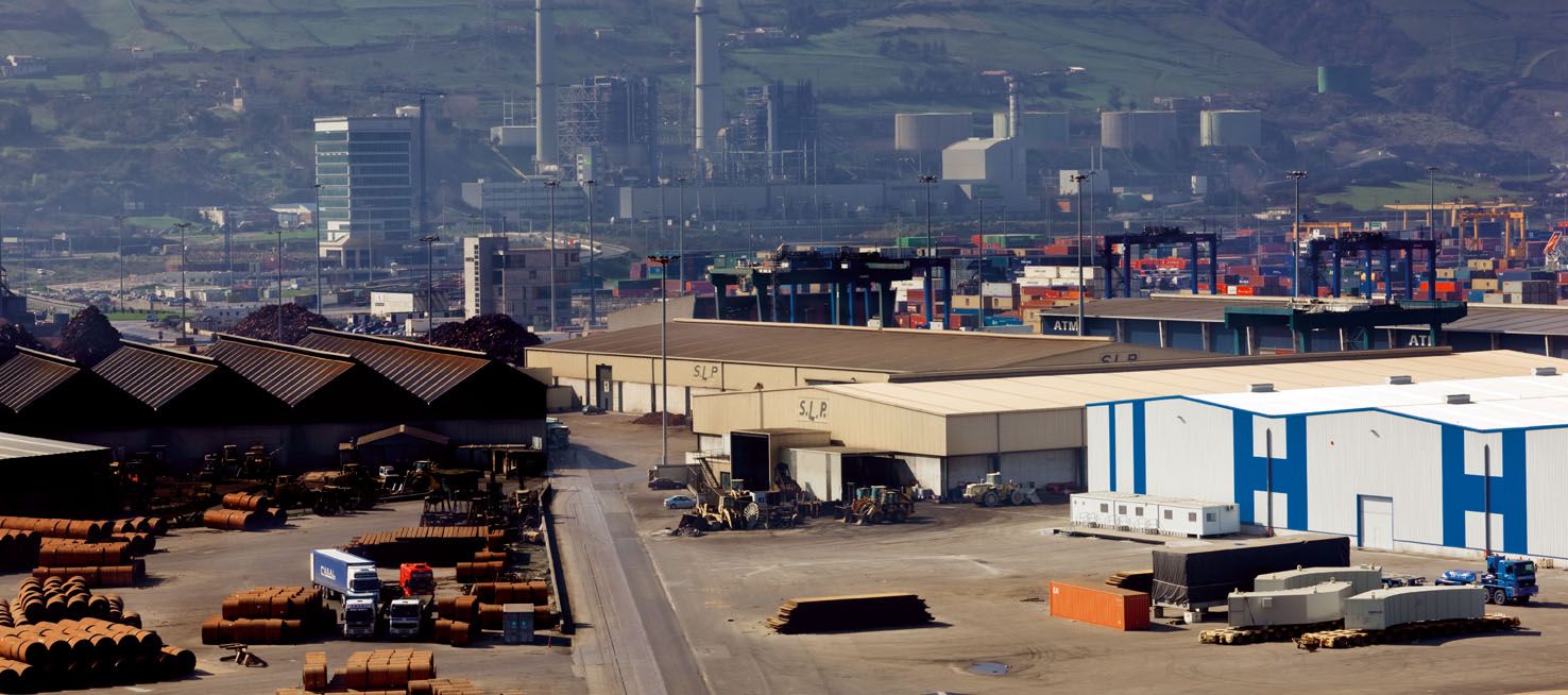 silos de graneles en el puerto de Bilbao