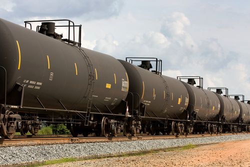 ferrocarril de vagones cisterna con mercancias peligrosas