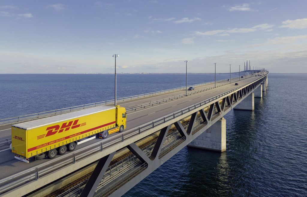 DHL camion con semirremolque DHL camion con semirremolque