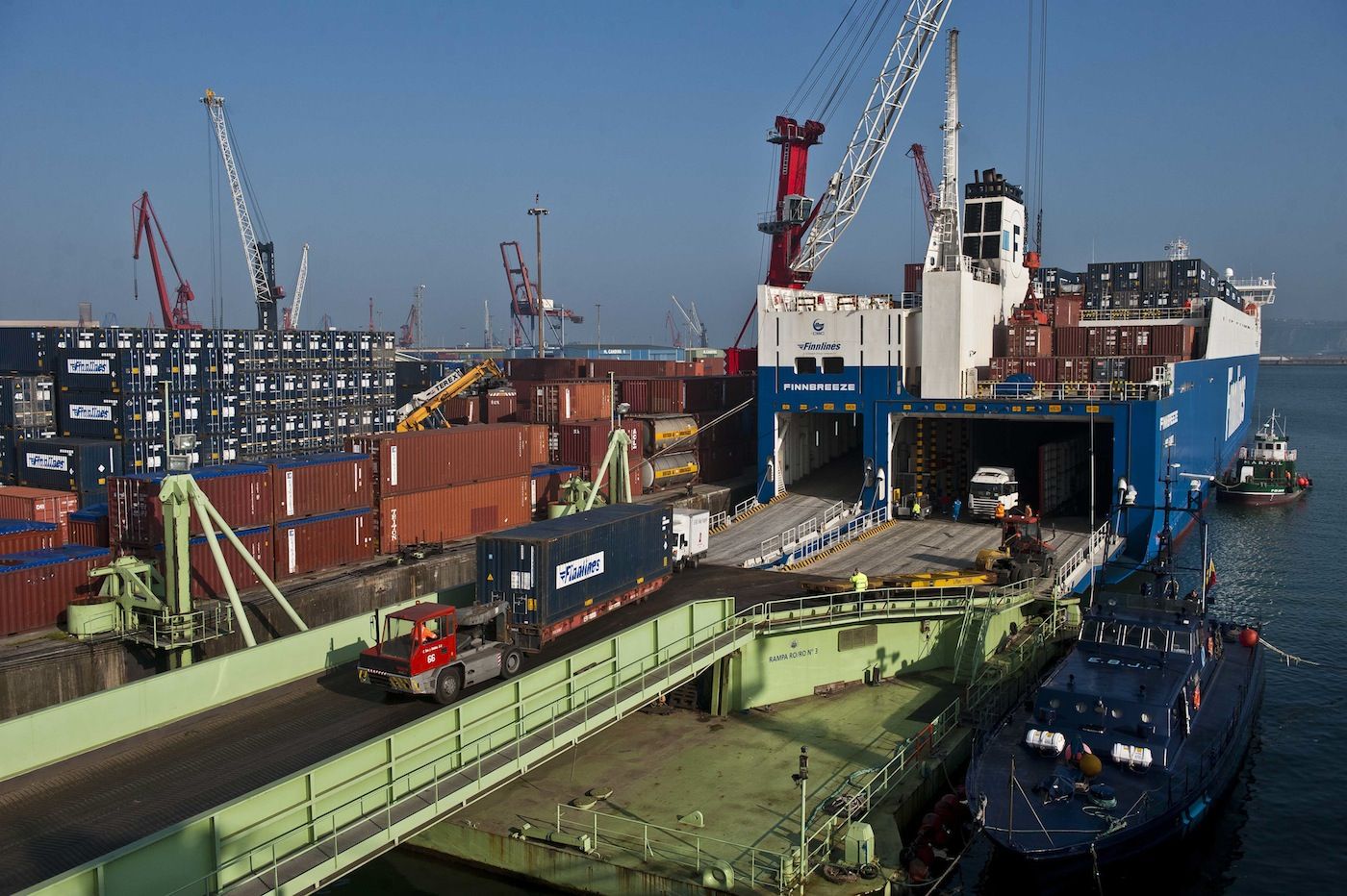 Puerto Bilbao Finnlines descarga semirremolques