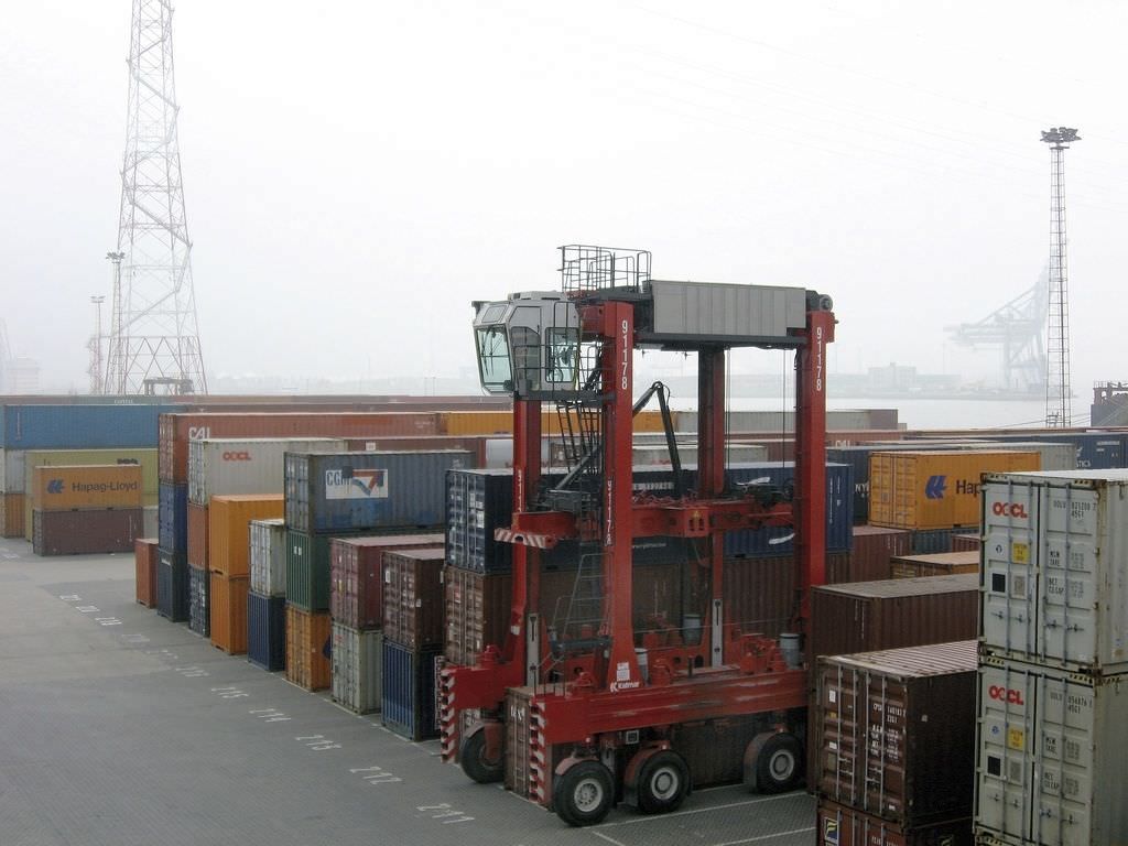 Nuevo straddle carrier hibrido de kalmar