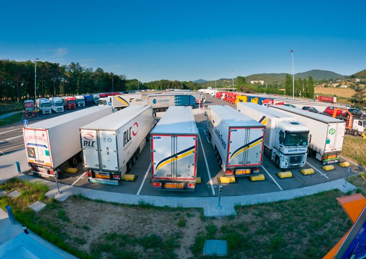 camiones frigorificos en un aparcamiento de carretera camiones frigorificos en un aparcamiento de carretera