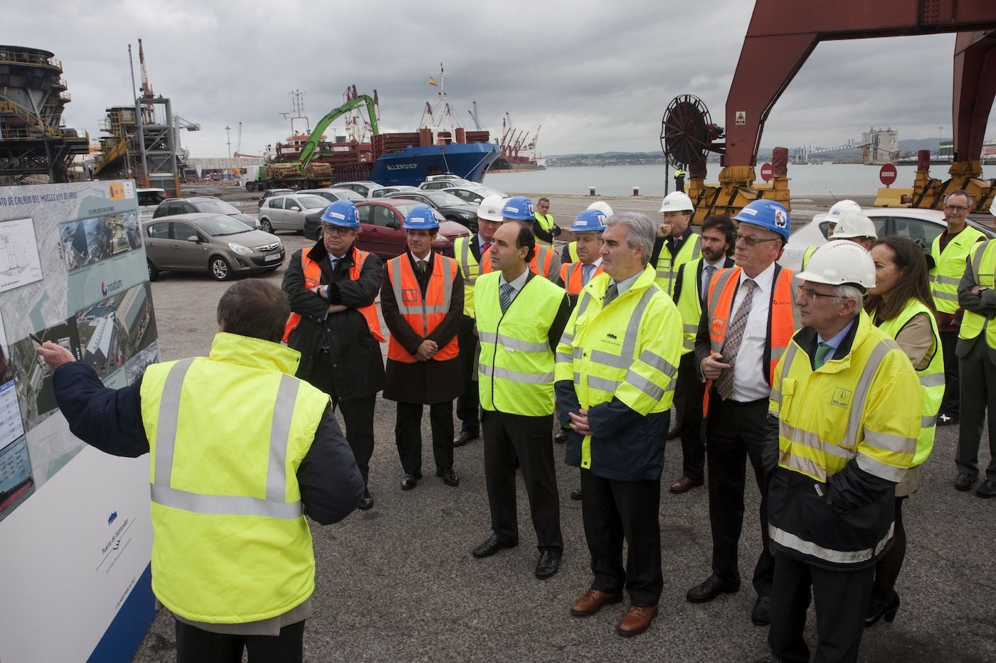 Visita al inicio de las obras de ampliacion del calado en el muelle raos1 del puerto de Santander