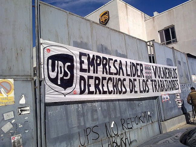 Protestas ante la sede de UPS en Vallecas