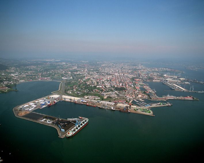 vista aérea del puerto de Ferrol nave taller