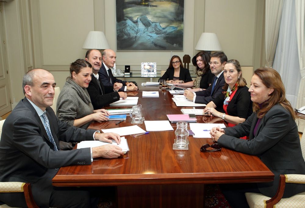 Reunión de la Ministra de Fomento, Ana Pastor, y la consejera de Fomento de Andalucía, Elena Cortés