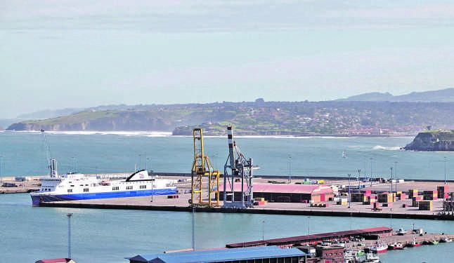 El Scintu atracado en los muelles del puerto de Gijón