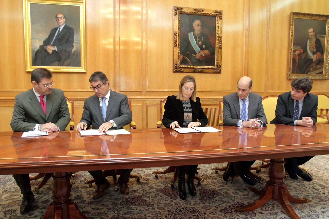 Fomento firma anexos convenios peajes AP-2 AP-8 Fomento firma anexos convenios peajes AP-2 AP-8