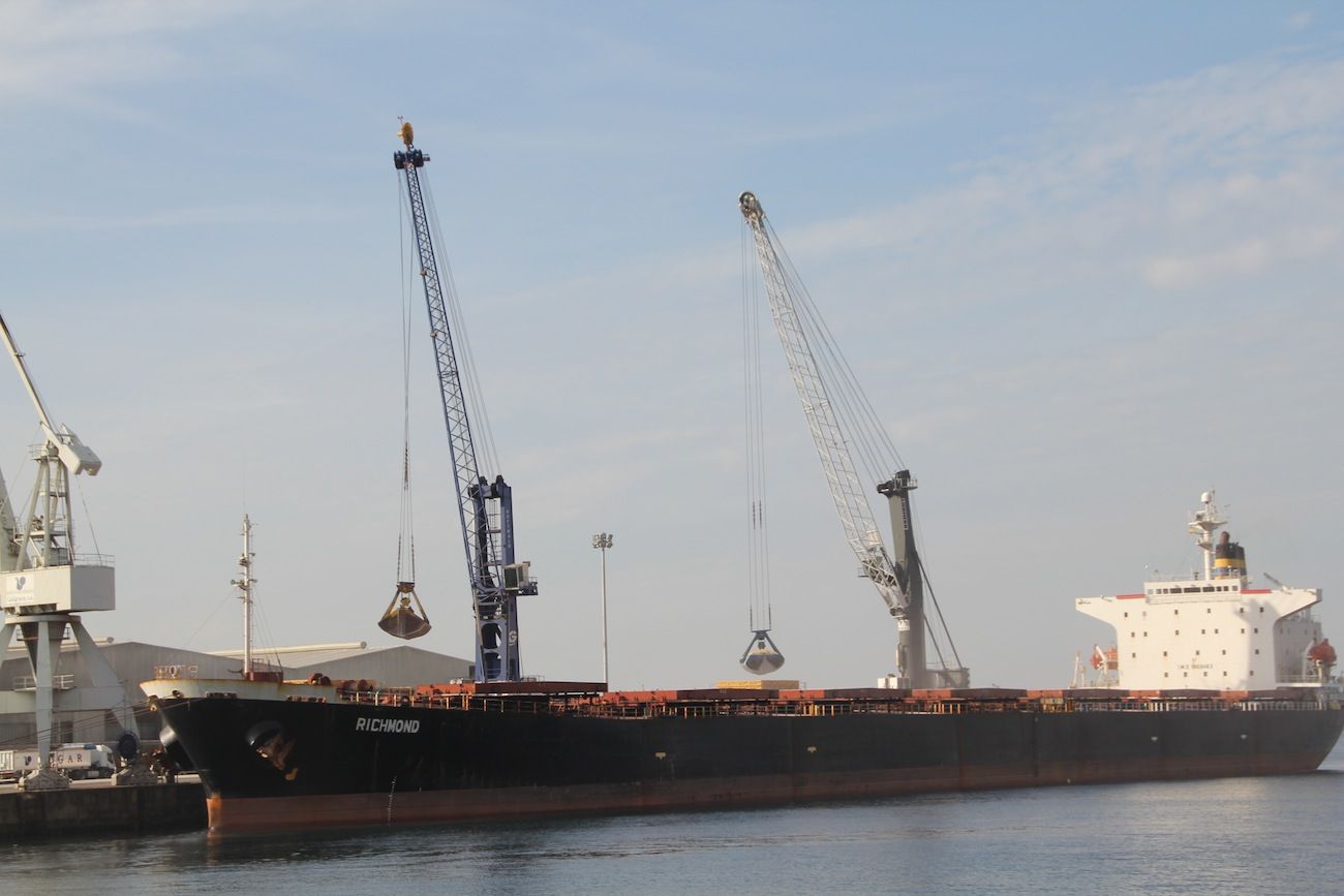 El buque Richmon descargando maiz en el puerto de Marin