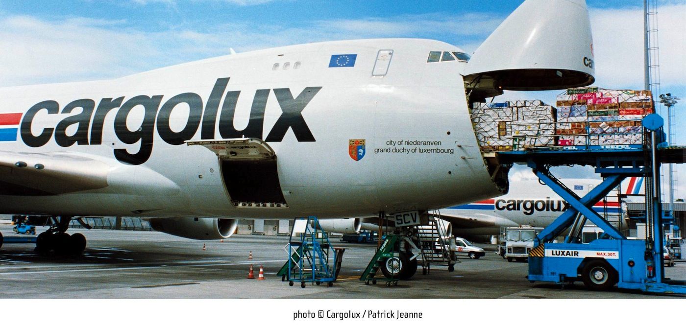 Labores de carga de palets aereos en un avion de Cargolux
