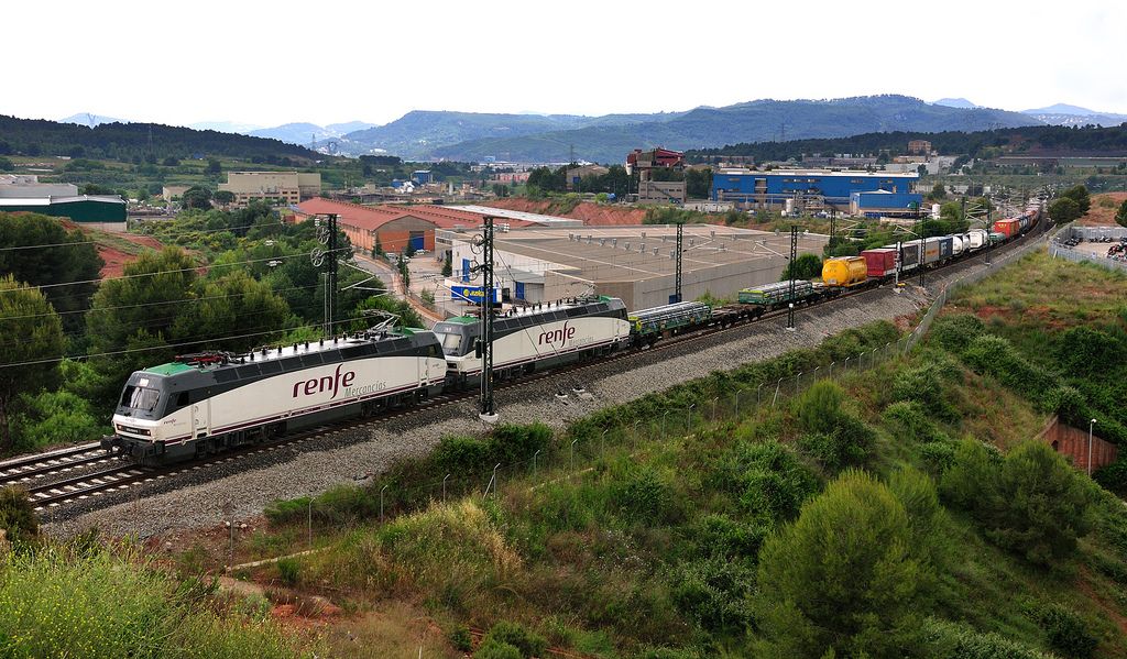 Tren de mercancías de Renfe con doble tracción