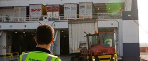 un estibador espera la carga rodada en el puerto de barcelona