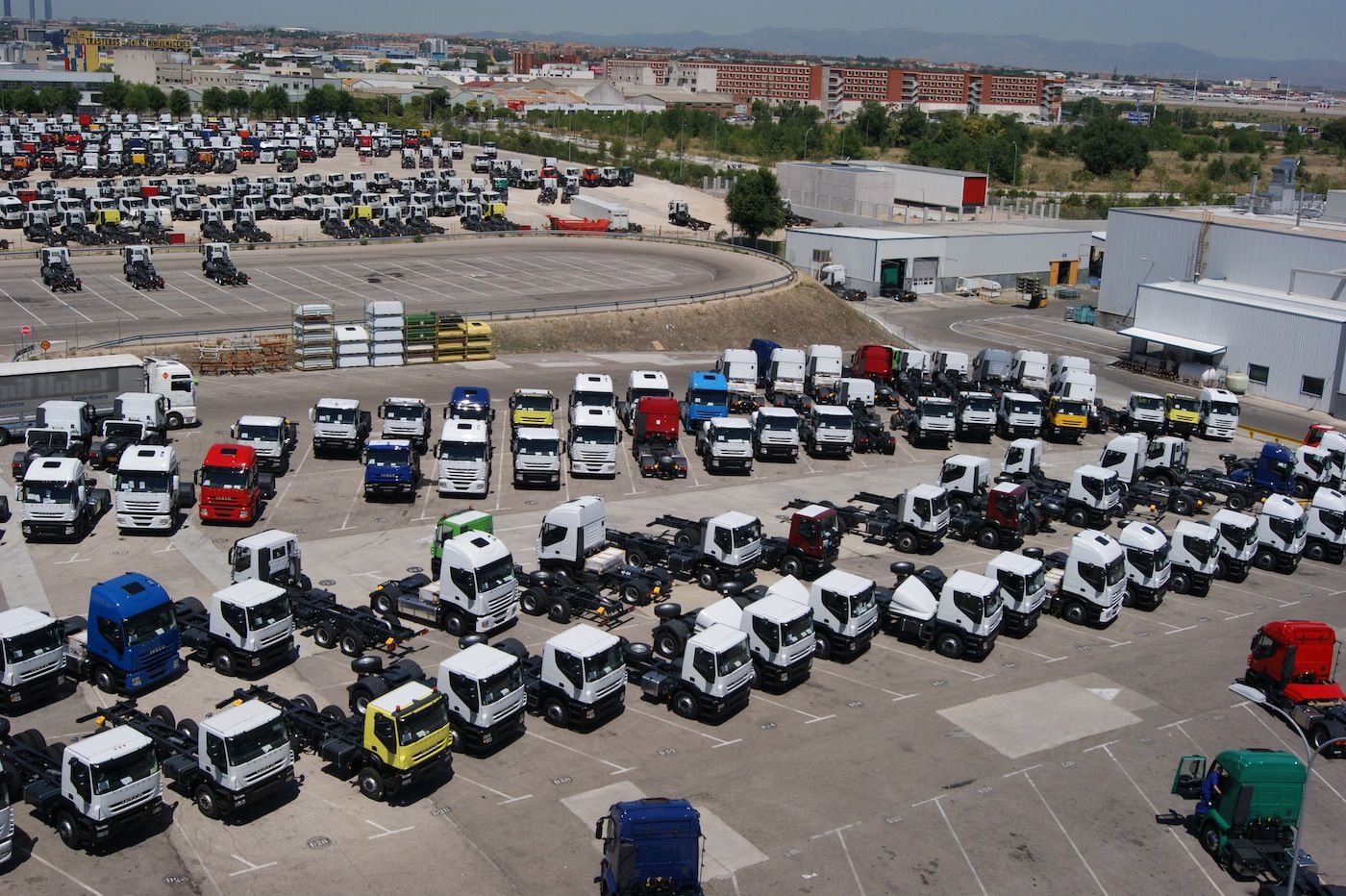 Camiones listos para la entrega en la planta de Iveco en Madrid