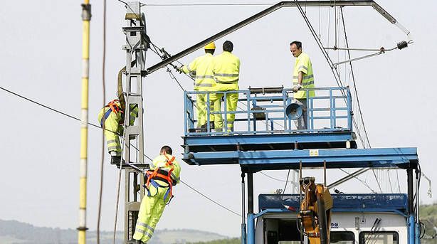 operarios de Renfe trabajando en una catenaria