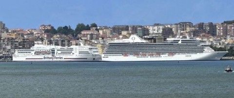 Crucero La Marina en el puerto de Santander junto al ferry de Brittany Ferries
