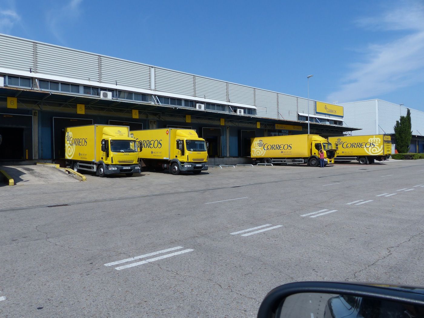 camiones varios Correos en CTM de Madrid