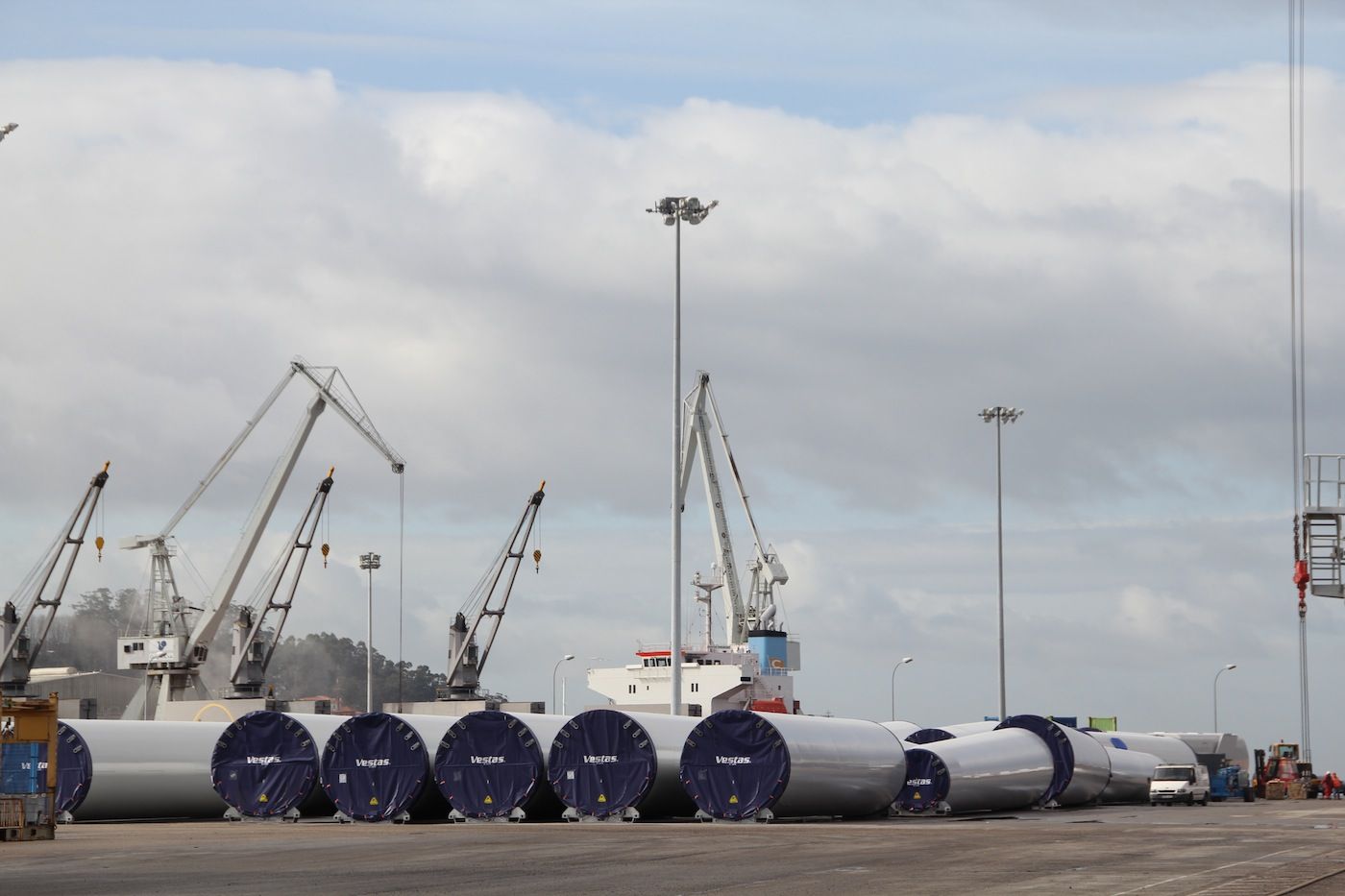 El puerto de Marin se convierte en el principal receptor y distribuidor de aerogeneradores