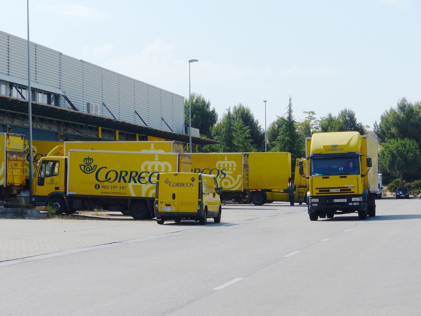 Camiones y furgonetas de Correos
