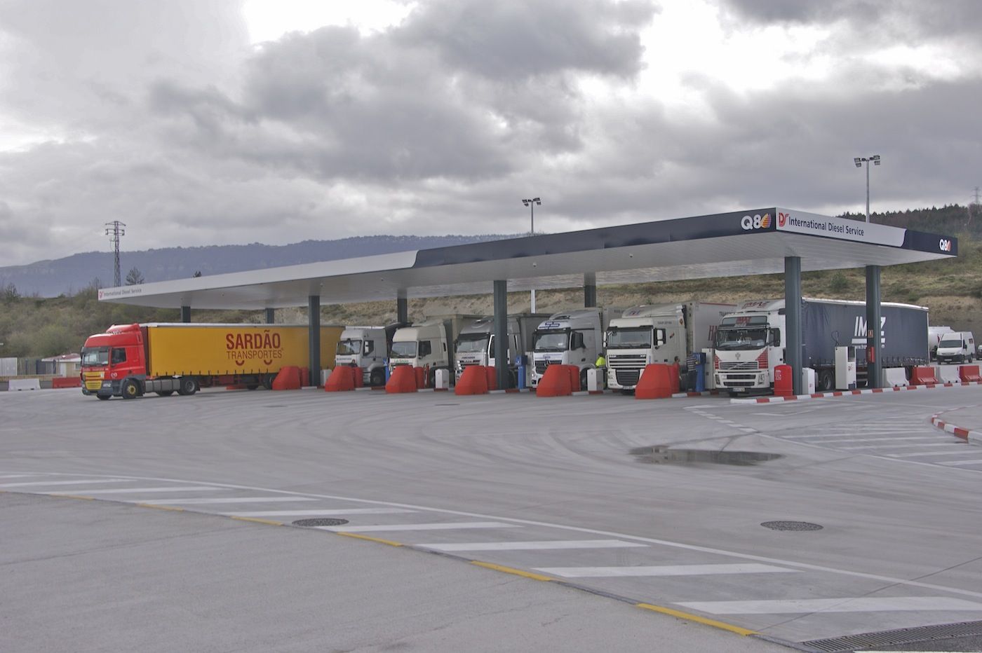 Camiones repostando combustible en una EESS estacion de servicio