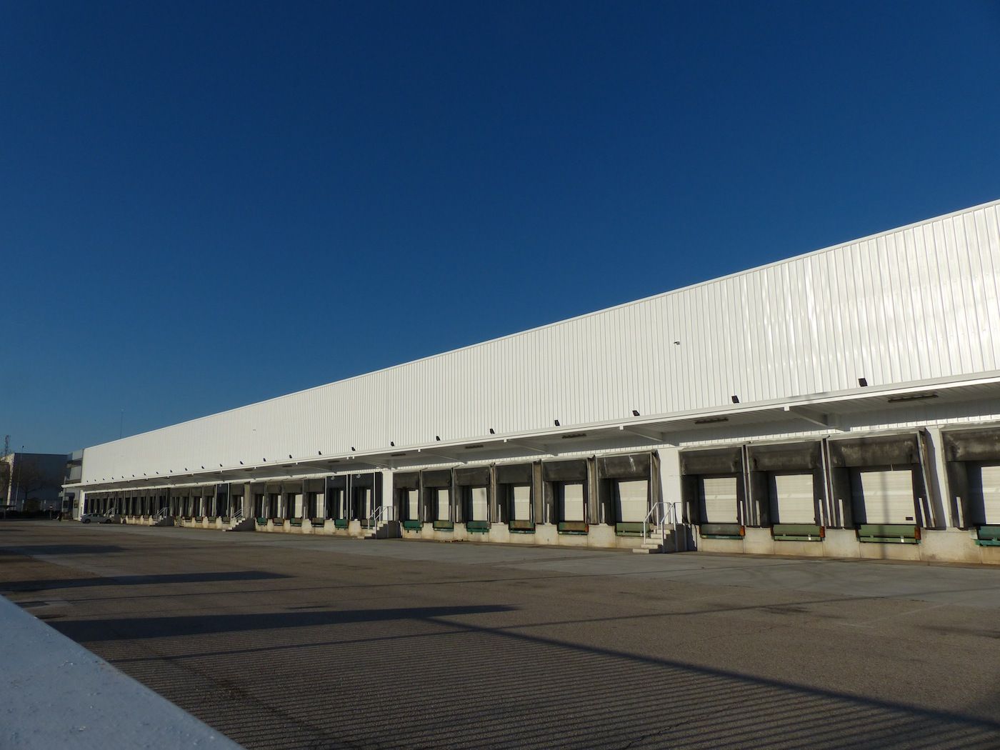 antigua nave de Transportes Ochoa en Pal Coslada alquilada por Envialia