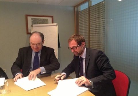 Fundacion Francisco Corell, firma del presidente del patronato con Michael Nielsen de la IRU