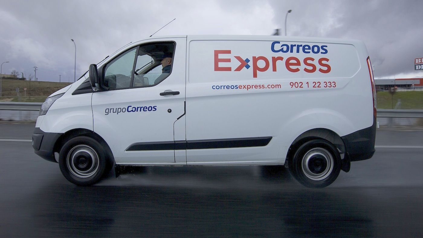 Furgoneta con el nuevo logotipo de Correos Express