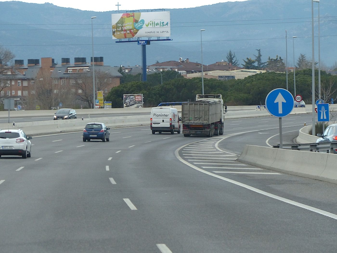Transporte por carretera en la A-6 a la altura de Villalba