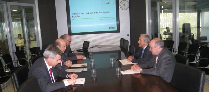 Encuentro entre el consejero de obras publicas Aragon, Fernandez de Alarcon, y el embajador portugues en Espana, Jose Tadeu da Costa Soares