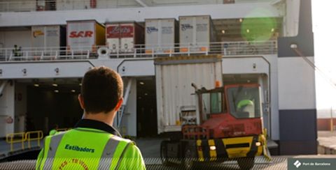 un estibador espera la carga rodada en el puerto de barcelona