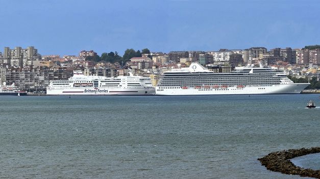 Crucero La Marina en el puerto de Santander junto al ferry de Brittany Ferries