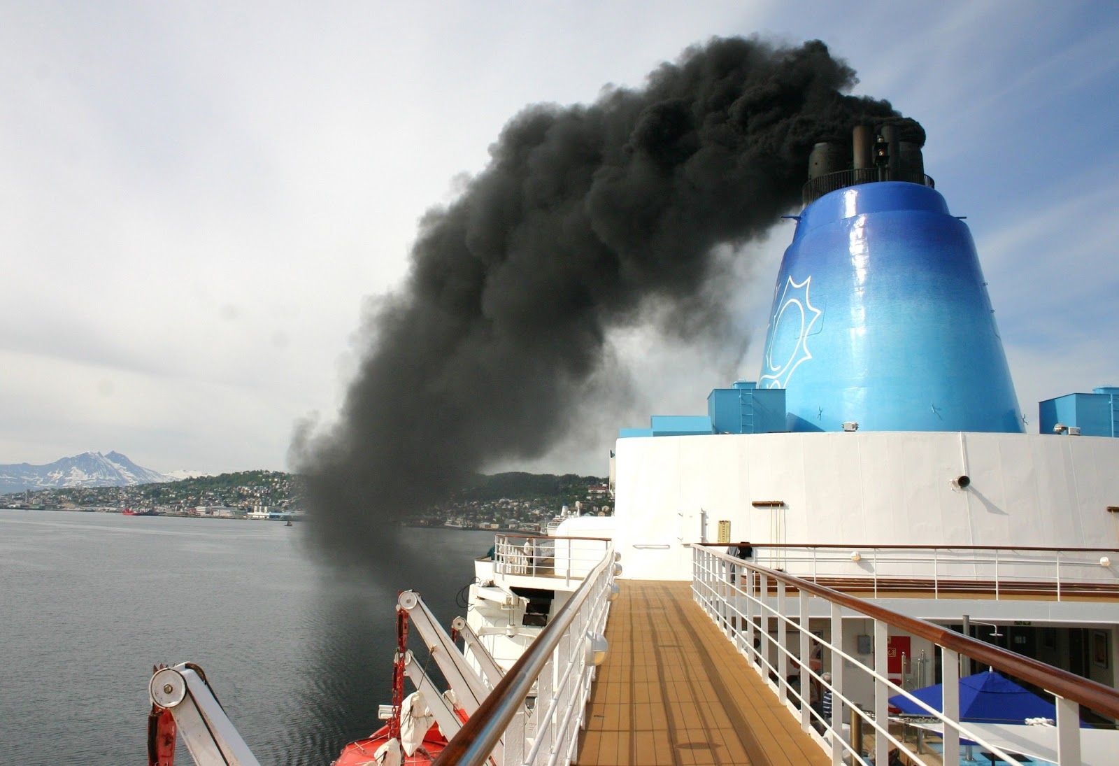 Contaminación por las chimeneas de los barcos